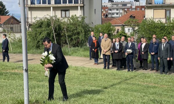 Kryeministri Kurti bën homazhe në Ditën e Dëshmorëve të Prishtinës
